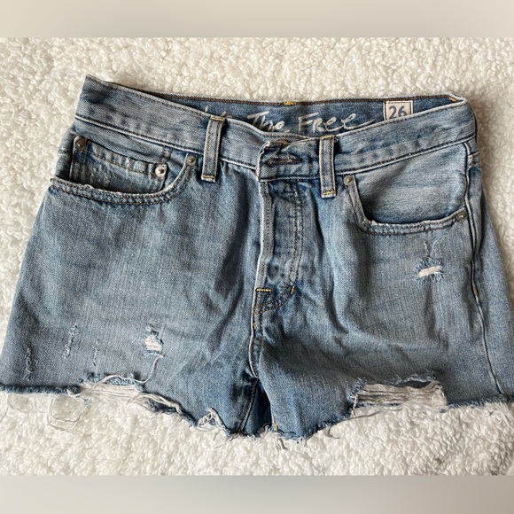 Distressed Cut off denim shorts / California closet staple! - Picture 1 of 4